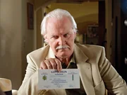 Gottfried Schnell (Wolfgang Hübsch) versucht, die gestresste Wirtin Hermine durch einen Golf-Schnupperkurs abzulenken. Gottfried Schnell (Wolfgang Hübsch) versucht, die gestresste Wirtin Hermine durch einen Golf-Schnupperkurs abzulenken.