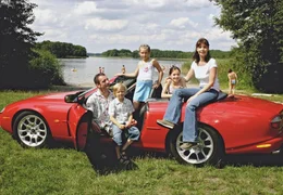 Am Ende gl&uuml;cklich vereint: Dr. Peter Grainernapp (Heio von Stetten) und seine beiden Kinder Jennifer (Gina Sehlmeyer) und Philipp (Alexander Seidel) sowie Anja Lohse (Dana V&aacute;vrov&aacute;, rechts) und ihre Tochter Marie (Sophie B&auml;umer, 2. von rechts).