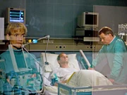 MDR Fernsehen IN ALLER FREUNDSCHAFT FOLGE 295, "Am Scheideweg", am Freitag um 11:45 Uhr. In der Sachsenklinik wird ein Herzinfarkt als Ursache f&uuml;r Achims (Johannes Steck, mi.) Sturz diagnostiziert. Roland Heilmann (Thomas R&uuml;hmann, re.) und Kathrin Globisch (Andrea Kathrin Loewig) sind in Sorge um ihren Freund.