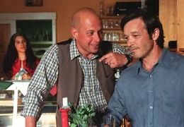 Klaus (Michael Roll, re.) erh&auml;lt von seinem besten Freund Stefan (Thomas Balou Martin) einen Tipp.