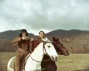 Lederstrumpf (Hellmut Lange, r.) warnt Chingachgook (Pierre Massimi, l.), weil sein Schuß einen Unschuldigen treffen könnte. Lederstrumpf (Hellmut Lange, r.) warnt Chingachgook (Pierre Massimi, l.), weil sein Schuß einen Unschuldigen treffen könnte.