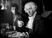 Die Gespräche in der Kajüte der Hispaniola auf der Fahrt zur Schatzinsel sind von Sorgen beschattet. Dr. Livesey (Georges Riquier, r.) und Jim Hawkins (Michael Ande, l.) hören betroffen die Warnungen des Kapitän Smiollet, eines erfahrenen Seemannes. Die Gespräche in der Kajüte der Hispaniola auf der Fahrt zur Schatzinsel sind von Sorgen beschattet. Dr. Livesey (Georges Riquier, r.) und Jim Hawkins (Michael Ande, l.) hören betroffen die Warnungen des Kapitän Smiollet, eines erfahrenen Seemannes.