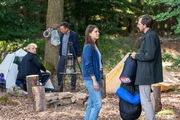 Hauptkommissarin Julia Schr&ouml;der (Anika Baumann, 2.v.r.) spricht im Wald mit Lenny Krenn (Anton N&uuml;rnberg, l.), Jonas Rasche (Harald Schrott, 2.v.l.) und Konrad Acktun (Hendrik von B&uuml;ltzingsl&ouml;wen, r.).