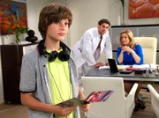 Niklas Ahrend (Roy Peter Link, hinten links) platzt in Sarah Marquardts (Alexa Maria Surholt, hinten rechts) B&uuml;ro, um ihr freudestrahlend zu erz&auml;hlen, dass er f&uuml;r den Nachmittag etwas Besonderes f&uuml;r die beiden arrangiert hat. Allerdings hat er Sarahs Sohn Bastian (Johann Lukas Sickert, vorn) nicht bemerkt und Sarah versucht hastig Niklas ins Wort zu fallen, bevor er vor ihrem Sohn, ihre Aff&auml;re rausposaunt. Doch Bastian hat schon einen Teil mitbekommen und Verwicklungen und Ausreden der beiden Erwachsenen verschaffen Bastian nun einen Nachmittag auf einer Go-Kart-Bahn.