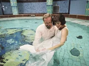 Von dem Wiener Arzt Dr. Werner (Harals Krassnitzer) lernt Margarete (Heike Makatsch), dass sie trotz ihrer L&auml;hmung schwimmen kann. Zum ersten Mal f&uuml;hlt sie sich leicht und nicht mehr unbeholfen.