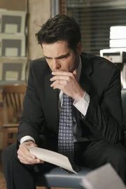 Nachdem seine Frau ermordet aufgefunden wurde, muss Noah Curtis (Jason Thompson) feststellen, dass sie offensichtlich ein Geheimnis vor ihm hatte ...