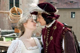 Prinz Jakob (Daniel Axt, rechts) ist von seinem b&ouml;sen Fluch befreit und kann jetzt Schneewei&szlig;chen (Sonja Gerhardt, links) auf dem k&ouml;niglichen Schloss zur Frau nehmen. Ihre Liebe besiegeln sie mit einem Kuss.