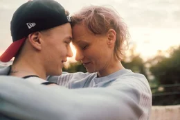 Bruno (Julius Nitschkoff) und seine Mutter Toni ( Lana Cooper) erleben einen innigen Moment auf der Dachterrasse.