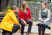 Melanie (Annika Schrumpf, r.) vertraut sich Katharina (Luise Bähr, M.) und Markus (Sebastian Ströbel, l.) an. Kann sie den Bergrettern helfen, ihren Bruder Philipp und die anderen Vermissten zu finden? Melanie (Annika Schrumpf, r.) vertraut sich Katharina (Luise Bähr, M.) und Markus (Sebastian Ströbel, l.) an. Kann sie den Bergrettern helfen, ihren Bruder Philipp und die anderen Vermissten zu finden?