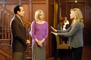 "Monk", "Mr. Monks Mitgefühl hält sich in Grenzen." Endlich wieder ein neuer Privat-Auftrag. Doch dummerweise ist der Auftraggeber ausgerechnet Monks ehemaliger Mitschüler Roderick Brody, der Monk als Kind ständig gequält hatte. Als Monk erfährt, dass Brody seine geliebte Frau des Ehebruchs verdächtigt, sieht er eine Chance zur Rache. Im Bild (v.li.): Tony Shalhoub (Adrian Monk), Traylor Howard (Natalie Teeger), Julie Bowen (Marilyn Brody / Patrice Gesner). "Monk", "Mr. Monks Mitgefühl hält sich in Grenzen." Endlich wieder ein neuer Privat-Auftrag. Doch dummerweise ist der Auftraggeber ausgerechnet Monks ehemaliger Mitschüler Roderick Brody, der Monk als Kind ständig gequält hatte. Als Monk erfährt, dass Brody seine geliebte Frau des Ehebruchs verdächtigt, sieht er eine Chance zur Rache. Im Bild (v.li.): Tony Shalhoub (Adrian Monk), Traylor Howard (Natalie Teeger), Julie Bowen (Marilyn Brody / Patrice Gesner).