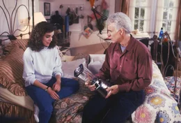 Als ihm sein 22-j&auml;hriges T&ouml;chterchen Annie (Kimberly Williams, l.) offenbart, sie h&auml;tte bei einer Reise nach Rom den Mann f&uuml;rs Leben gefunden und wolle diesen bald heiraten, f&auml;llt George Banks (Steve Martin, r.) aus allen Wolken ...