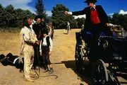 Der Holzbaron DeWill (Juraj Kukura, re.) macht Winnetou (Pierre Brice) unmi&szlig;verst&auml;ndlich klar, was er von dessen Einmischung h&auml;lt.