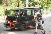 Obwohl Carola (Anna Fischer) einem Radfahrer die Vorfahrt genommen hat, beschimpft sie ihn.