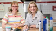 Der Trend geht hin zu schicken Keramikspülbecken in der Küche. Allerdings sind diese pflegeintensiver. Welche Reinigungsmittel können auf welchen Oberflächen verwendet werden? Das bekommt Yvonne Willicks (r) von Hauswirtschaftsmeisterin Ursula Bolhuis (l) erklärt.