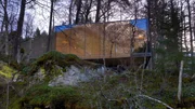In den Fassaden des norwegischen Juvet Landscape Hotel spiegelt sich die Natur.