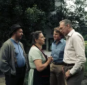 22. Einen fremden Personenwagen haben der Altm&uuml;hlbauer und seine Frau (Toni Berger, l., Maria Singer, 2.v.l.) in der Fr&uuml;he gesehen. Oberinspektor Derrick (Horst Tappert, r.) und Inspektor Klein (Fritz Wepper, 2.v.r.) interessiert vor allem, welche Farbe er gehabt hat.