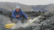 Der Geologe Colin Devey untersucht anhand der Zusammensetzung vulkanischer Gase in einem isl&auml;ndischen Lavafeld am Vatnaj&ouml;kull-Gletscher, ob Vulkanausbr&uuml;che damals die Eismassen zum Schmelzen brachten und so die Erde vom Eis befreiten.