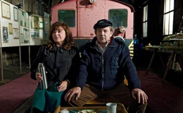 Voll Stolz hat Arthur (Andr&eacute; Jung) Helene (Gundi Ellert) seine alte Dampflok vorgef&uuml;hrt. Und sie versorgt ihn mit einer Jause. Scheint doch was zu werden mit dem friedlichen Zusammenleben ...