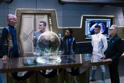 (L-R): Cmdr. Saru (Doug Jones), Admiral Charles Vance (Oded Fehr), Michael Burnham (Sonequa Martin-Green), Dr. Hugh Culber (Wilson Cruz) und Kovich (David Cronenberg) (L-R): Cmdr. Saru (Doug Jones), Admiral Charles Vance (Oded Fehr), Michael Burnham (Sonequa Martin-Green), Dr. Hugh Culber (Wilson Cruz) und Kovich (David Cronenberg)