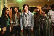 Ist es wirklich ein Zeichen, als Axl (Charlie McDermott, M.) auf einer St. Patricks Day Feier sowohl auf Lexie (Daniela Bobadilla, l.) und Devin (Gia Mantegna, 2.v.l.), als auch auf Cassidy (Galadriel Stineman, 2.v.r.) und Ahley (Katlin Mastandrea, r.) trifft?
