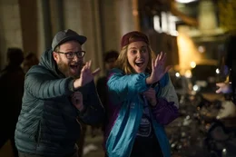Fred Flarsky (Seth Rogen, l.); Charlotte Field (Charlize Theron, r.)