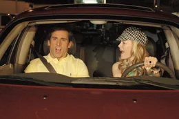Die Idee von seinen Freunden, sich erst an betrunkenen Frauen zu versuchen, klingt f&uuml;r Andy (Steve Carrell, l.) gut. Doch die wilde Nicky (Leslie Mann, r.) ist dem 40-J&auml;hrigen zu heftig unterwegs ...