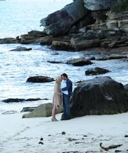 Joan (Jessica Marais, l.); Jim (Matthew Le Nevez, r.)