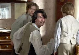 Der Schauspieler Pfeiffer (Sabin Tambrea, Mitte) nimmt den achtj&auml;hrigen Louis van Beethoven (Colin P&uuml;tz, li.) unter seine Fittiche