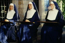 Die "Engel" lieben es heilig, manchmal aber auch "scheinheilig": Alex (Lucy Liu, l.), Natalie (Cameron Diaz, M.) und Dylan (Drew Barrymore, r.) haben sich als Nonnen getarnt.