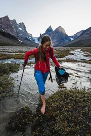 SRF DOK Das Expeditionsteam Gr&ouml;nland Das Expeditionsteam Gr&ouml;nland &ndash; In mystischen Fjorden Folge 5 Naomie B&uuml;rki bei Landerkundungen