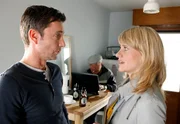 Sophie Haas (Caroline Peters, r.) ist wenig erfreut, dass ihr Lover Jochen Kauth (Arndt Klawitter, l.) den ganzen Tag mit Zielonka sen. (Michael Hanemann, M.) in ihrer Wohnung rumhängt. Sophie Haas (Caroline Peters, r.) ist wenig erfreut, dass ihr Lover Jochen Kauth (Arndt Klawitter, l.) den ganzen Tag mit Zielonka sen. (Michael Hanemann, M.) in ihrer Wohnung rumhängt.