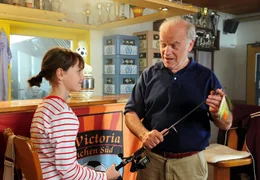 Opa Willy (Peter Franke) hat immer ein offenes Ohr f&uuml;r seine Enkelin Charlie (Annika und Francesca Bolkart).