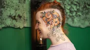 Menschliche Leinwand mit fertigem Werk in Ink Master, Folge 8, Staffel 16