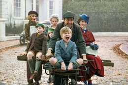 Abenteuerliche Fahrt ins Gl&uuml;ck, l-r: Emily Mortimer als Jane Banks, Nathanael Saleh als John, Pixie Davies als Annabel, Julie Walters als Ellen, Joel Dawson als Georgie, Lin-Manuel Miranda als Jack, Emily Blunt als Mary Poppins