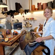 Die Sattelmacherin Mathilde Costeux auf dem Nationalgest&uuml;t Haras du Pin.