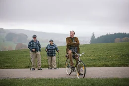 Kluftinger (Herbert Knaup) k&auml;mpft sich auf dem Fahrrad vorw&auml;rts.