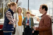 Romy Heiland (Christina Athenst&auml;dt, 2.v.l.) und Tilly Vogel (Sina Rei&szlig;, 2.v.r.) stellen fest, dass Hauptkommissar Benisch (Eduard Burza, r.) davon ausgeht, dass ihre Mandantin Karla F&auml;hsicke (Lola Klamroth, l.) fahrl&auml;ssig den Tod eines Menschen verursacht haben k&ouml;nnte.