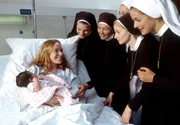 Barbara (Anna Luise Kish) hat ihr Baby bekommen. Die Nonnen (v.li.) Sophie (Anne Weinknecht), Lotte (Jutta Speidel), Felicitas (Karin Gregorek), Agnes (Emanuela von Frankenberg) und Julia (Helen Zellweger) sind ins Krankenhaus gekommen, um zu gratulieren.