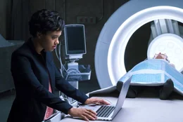 Kiersey Clemons (Sophia), Ellen Page (Courtney Holmes).