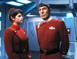 Durch Kirks Erzfeind Khan ger&auml;t das Raumschiff Enterprise in Gefahr. Mr. Spock (Leonard Nimoy, r.) ber&auml;t mit Saavik (Kirstie Alley, l.), wie die Enterprise zu retten ist und kommt zu einem lebensgef&auml;hrlichen Entschluss...