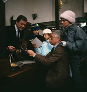 Bei einem Juwelier (Gerhard Friedrich, l.) sucht Werner (Peter Weck, 2. v. r.) ein besonders sch&ouml;nes Geschenk f&uuml;r Angi aus. Dabei &uuml;berraschen ihn die Kinder und geben selbstverst&auml;ndlich ihre "fachm&auml;nnische" Beratung dazu. Im Bild mit Markus (Timmo Niesner, 2. v. l.) Tom (Tarek Helmy, M.) und Tanja (Julia Biedermann, r.).