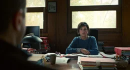 Yohan (Bastien Bouillon) bei der Richterin (Anouk Grinberg), die den ungel&ouml;sten Fall nach drei Jahren erneut aufrollen will.