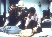 Edwards (Victor French, l.) und Hester-Sue (Ketty Lester, r.) legen die verletzte Elisabeth (Tammy Laureen, unten) in Doc Bakers Praxis aufs Bett. Die ebenfalls verletzte Constance (Michele Marsh, hinten) geht Baker zur Hand.