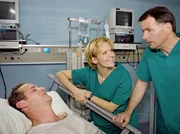 ) zweite Herzattacke l&ouml;st die Erinnerungsblockade und l&auml;sst die Freunde Kathrin (Andrea Kathrin Loewig, mi) und Roland (Thomas R&uuml;hmann, li.) wieder zusammenfinden.