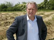 Thomas (Harald Krassnitzer) hat gro&szlig;e Probleme: Die finanzielle Situation von "Stickler & Stickler" ist denkbar schlecht. Weiteres Bildmaterial finden Sie unter www.br-foto.de.