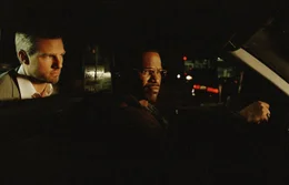Eines Nachts steigt der eher unscheinbare Vincent (Tom Cruise, l.) zu Taxifahrer Max (Jamie Foxx, r.) ins Auto und heuert ihn als Fahrer f&uuml;r die Nacht an. Denn er sei nur bis morgen fr&uuml;h in Los Angeles und wolle ein paar Freunde besuchen. Doch schon nach dem ersten "Freundschaftsbesuch" bemerkt Max, dass er sich mit einem Auftragskiller eingelassen hat ...