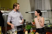 Als Erik (Alexander W&uuml;st) f&uuml;r Jenny (Kaja Schmidt-Tychsen) kocht, knistert schon bald die Luft zwischen den beiden...