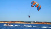 Die Algarve - die Südküste Portugals - gilt als Geheimtipp und echte Alternative zu Badeurlaub am Mittelmeer. Hier zu sehen: Parasailing. Die Algarve - die Südküste Portugals - gilt als Geheimtipp und echte Alternative zu Badeurlaub am Mittelmeer. Hier zu sehen: Parasailing.