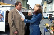 "Der Bulle von T&ouml;lz - Freier Fall", Benno und Sabrina untersuchen einen Doppelmord. Bauunternehmer Martin Grieser starb, weil sich der Fallschirm bei seinem letzten Sprung nicht &ouml;ffnete. Sein Hausmeister Peter Waiblinger wurde bei einer Gasexplosion t&ouml;dlich verletzt. Neben Griesers Ehefrau ist auch die streits&uuml;chtige Nachbarin Anna Krams tatverd&auml;chtig. Ausgerechnet bei der als Hexe verrufenen Frau besorgt sich Resi Berghammer Kr&auml;uterchen, die ihren Benno f&uuml;r die Frauenwelt interessanter machen sollen. Im Bild (v.li.): Ottfried Fischer (Benno Berhammer), Ruth Drexel (Resi Berghammer), Katharina Schwarz (Jennifer).