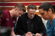 Chicago Med Staffel 10 Folge 9 Mit vereinten Kr&auml;ften: Luke Mitchell als Dr. Mitch Ripley, Steven Weber als Dr. Dean Archer, Lorena Diaz als Krankenschwester Doris